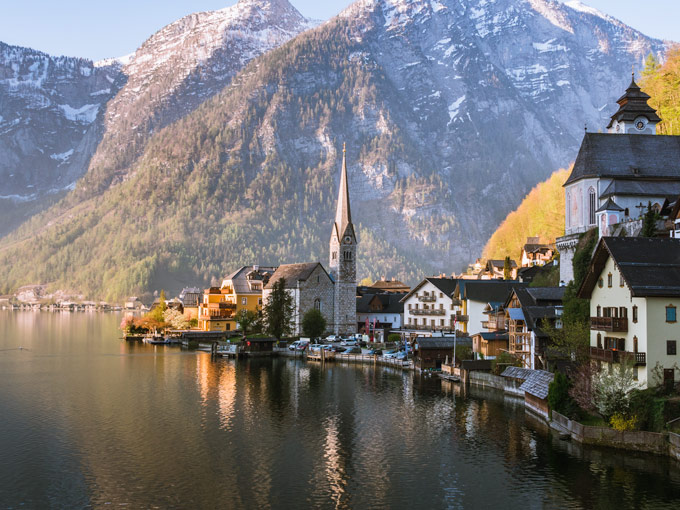 Desa Hallstatt di antara danau dan pegunungan Austria